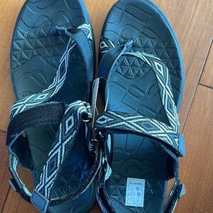 Kamik Size 10 Vegan Sandals